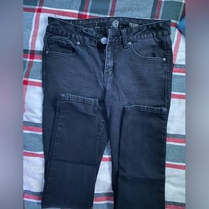 Skinny jeans with one rip on the belt holder